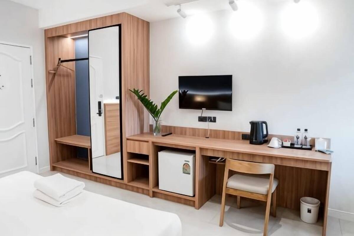 Een bureau, een laptopwerkplek, gratis wifi, beddengoed