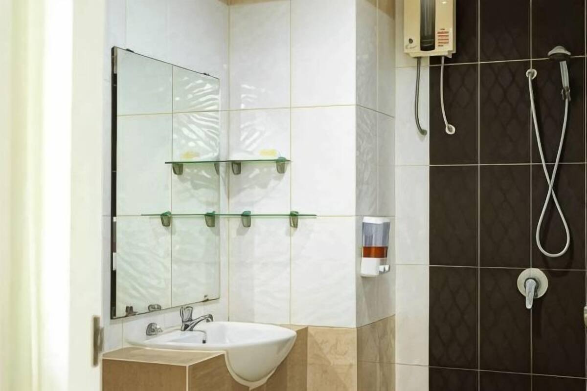 Badkamer | Een douche, handdoeken