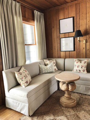 Smart TV, fireplace, video games, DVD player - Great views 4 bedroom 3 baths near Highlands town near golf,waterfalls recc ctr, (Highlands)
