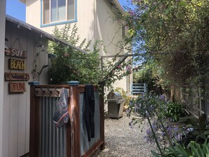 Property grounds - Sunny and Large 3 Bedroom Family Beach House. 30 day rental (Santa Cruz)