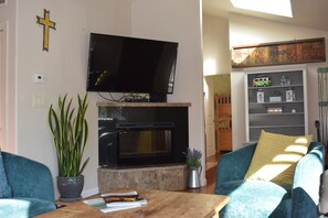 TV connectée, cheminée, livres