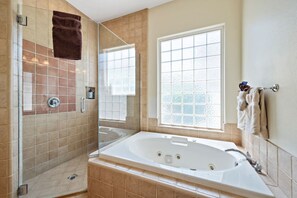 Tina, secadora de cabello, toallas 