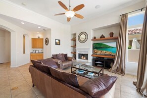 Televisión y chimenea 