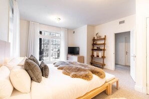 4 chambres, fer et planche à repasser, lit de bébé portatif