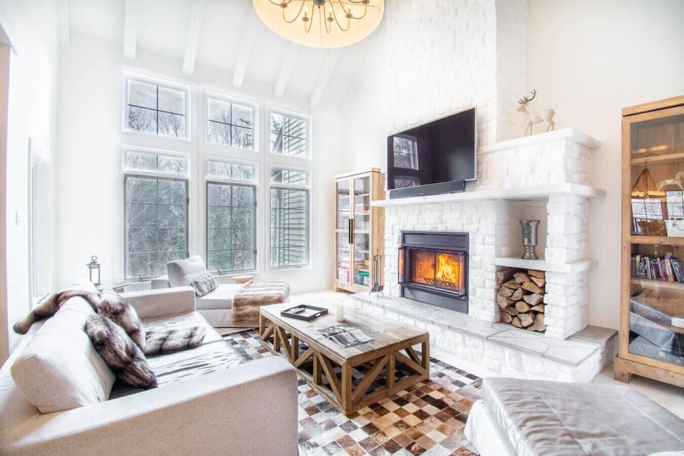 Smart TV, fireplace, stereo