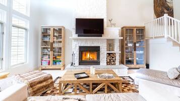 Una Smart TV, una chimenea, un reproductor estéreo