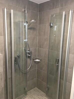 Shower, hair dryer, towels, soap - Appartements am Rindhof (Muennerstadt)