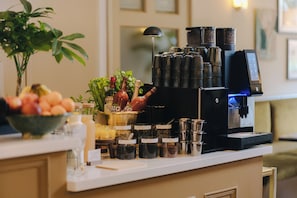 Café da manhã com buffet todos os dias mediante uma taxa