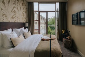 Hochwertige Bettwaren, Betten mit Memory-Foam-Matratzen, Zimmersafe