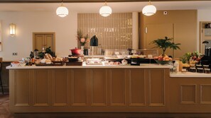 Tägliches Frühstücksbuffet gegen Gebühr