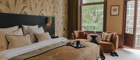 Seprai premium, busa memori, brankas, dan meja kerja