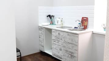 Studio (R2) | Private kitchen | Fridge, stovetop, electric kettle, griddle