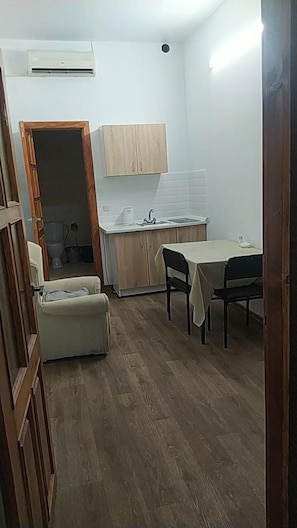 Apartamento | Cozinha privada | Geladeira, cooktop, chaleira elétrica, chapa
