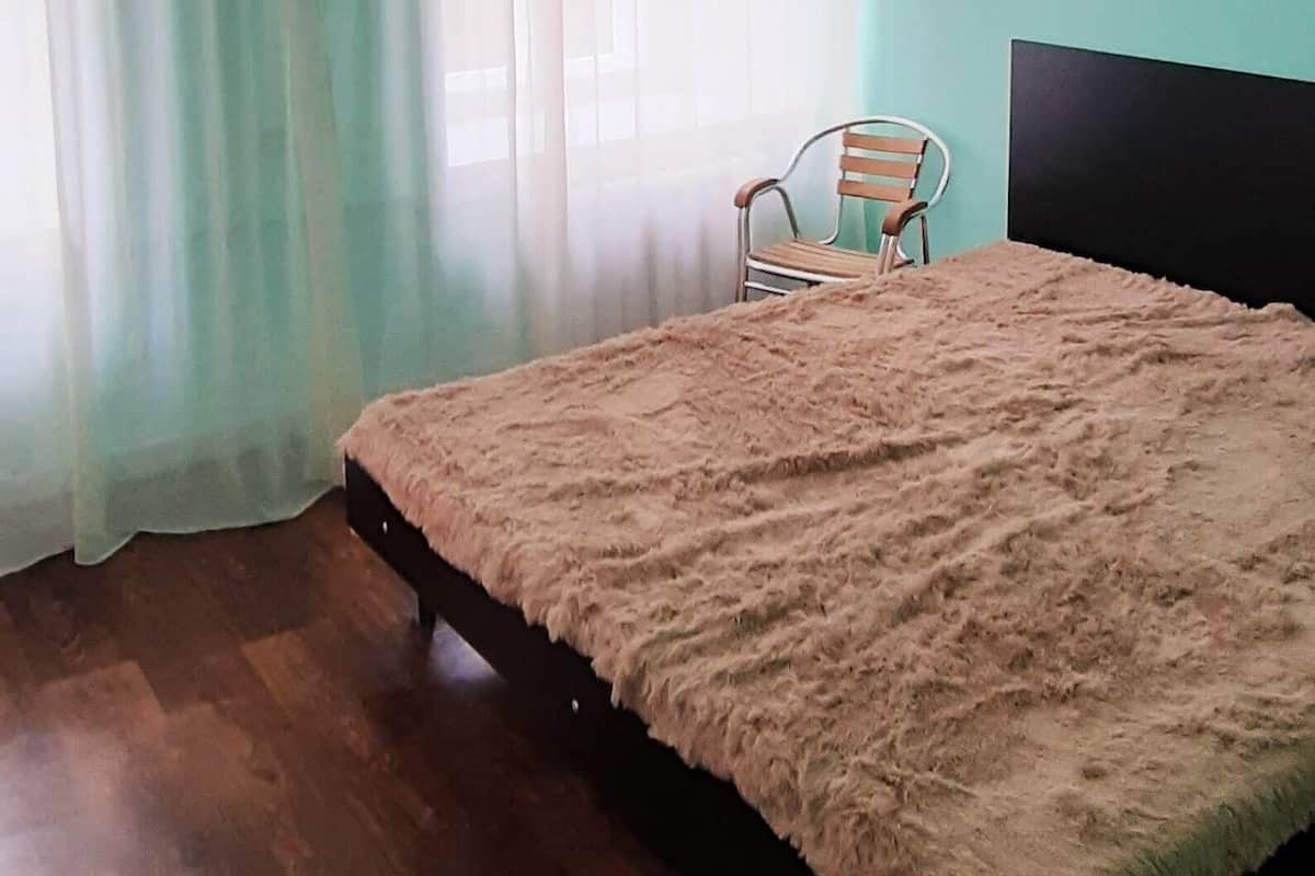 Espacio para trabajar con laptop y tabla de planchar con plancha