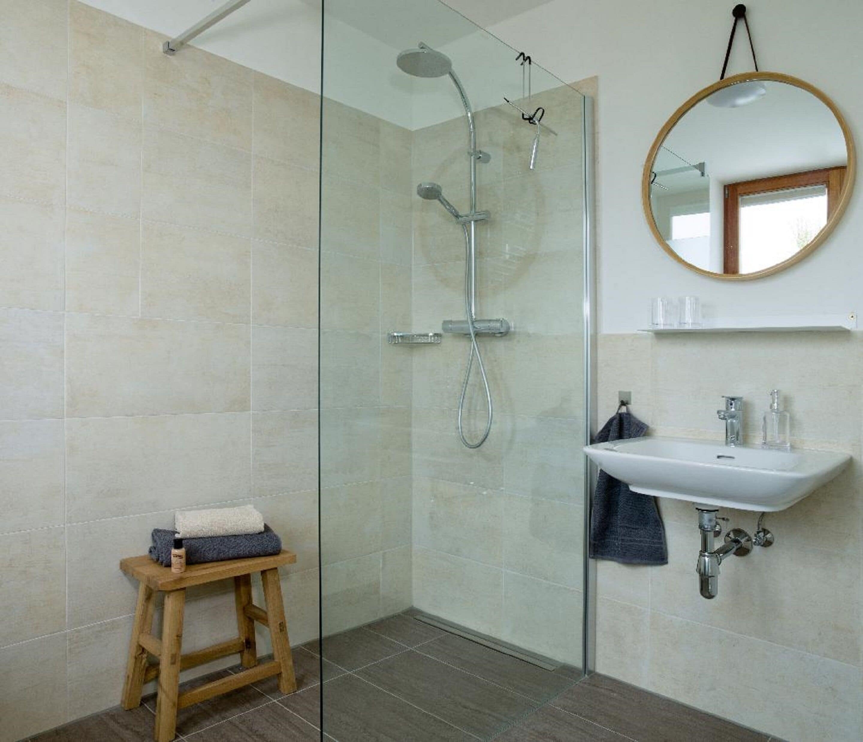 Chambre Double | Salle de bain | Douche, douche à « effet pluie », sèche-cheveux, serviettes fournies