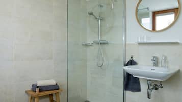 Chambre Double | Salle de bain | Douche, douche à « effet pluie », sÚche-cheveux, serviettes fournies