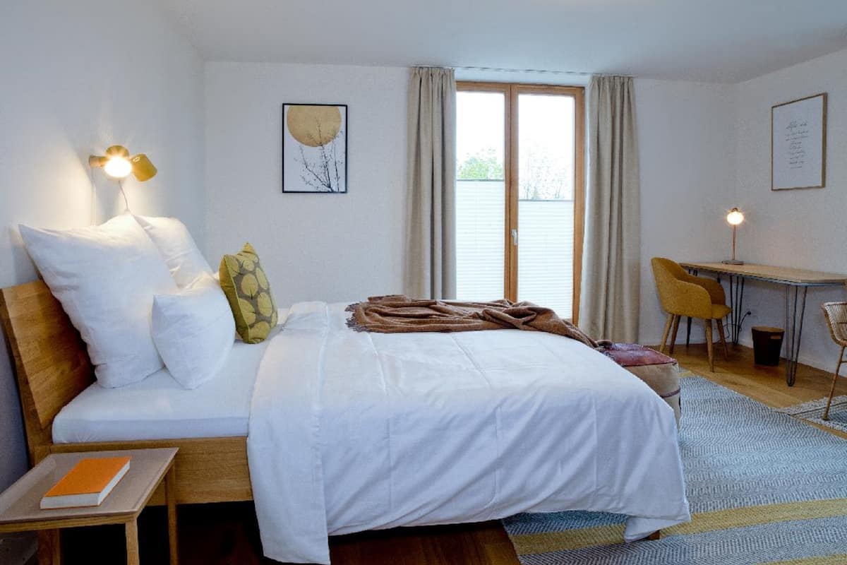 Tweepersoonskamer | Een bureau, gratis wifi, beddengoed