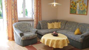 Apartment, Balkon | Wohnbereich | Flachbildfernseher