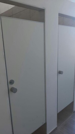 Shower, towels - Apart-Hotel Primorskaya 54 (Zatoka)