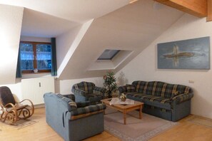 Apartment, Balkon, Gartenblick | Wohnbereich | 42-Zoll-Fernseher mit Satellitenempfang