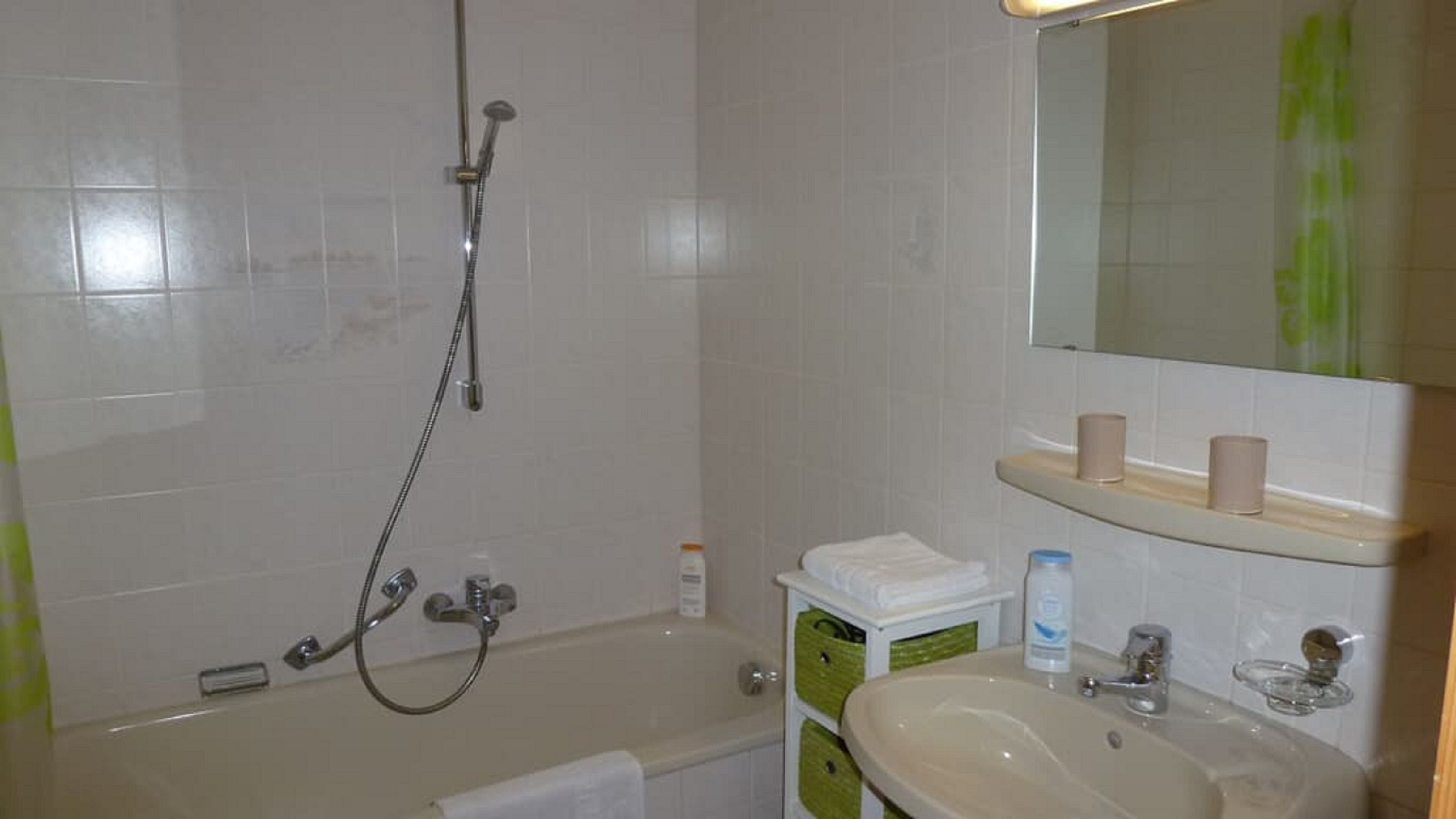 ヘアドライヤー、タオル、石鹸、トイレットペーパー