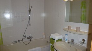 Bathtub, hair dryer, towels, soap - Appartementhaus Osserblick (Lohberg)