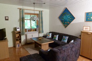 Apartment, Gartenblick | Wohnbereich | 42-Zoll-Fernseher mit Satellitenempfang