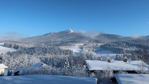 A snow-covered mountain landscape with a clear sky. - Appartementhaus Osserblick (Lohberg)