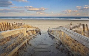 Beach nearby, sun-loungers, beach towels - HONEY BEE, The Hive Vacation Getaway  (Ogunquit)
