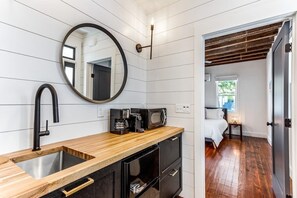 6 bedrooms, iron/ironing board, WiFi, bed sheets