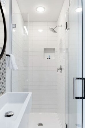Dusche, Haartrockner, Handtücher, Shampoo