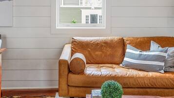 Televisión, chimenea y oficina