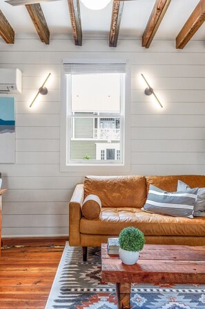 Télévision, cheminée, espaces bureaux