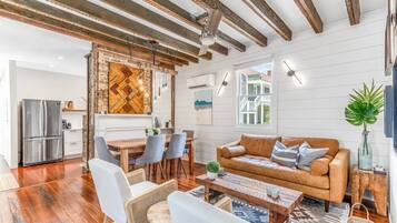 Televisión, chimenea y oficina