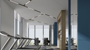 Et moderne træningscenter med løbebånd, styrkemaskiner og store vinduer.