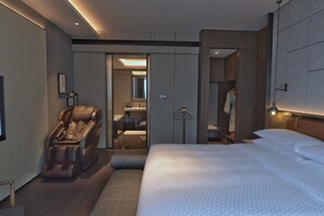 City suite, 1 slaapkamer, uitzicht op de stad (Leisure) | Luxe beddengoed, een minibar, een kluis op de kamer, een laptopwerkplek