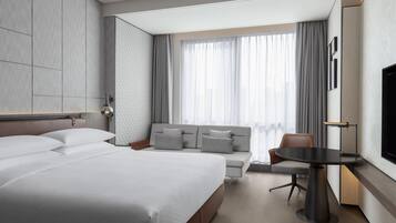 Bộ đồ giường cao cấp, minibar, két bảo mật tại phòng