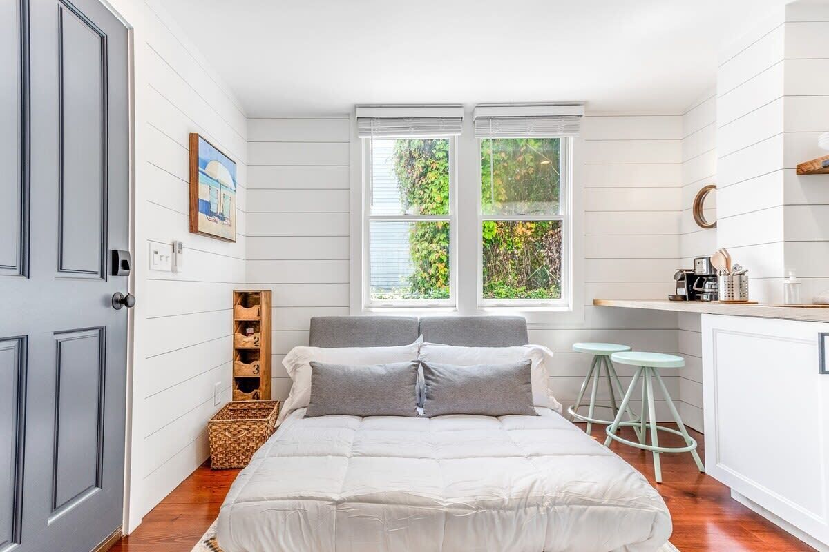 1 bedroom, iron/ironing board, travel crib, WiFi