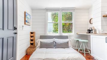 1 habitación, tabla de planchar con plancha, cuna de viaje y wifi