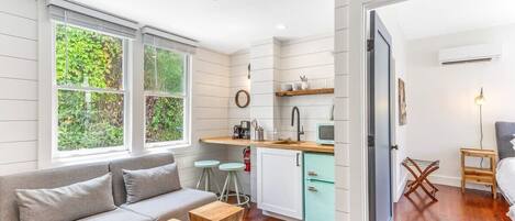 Televisión, chimenea y oficina