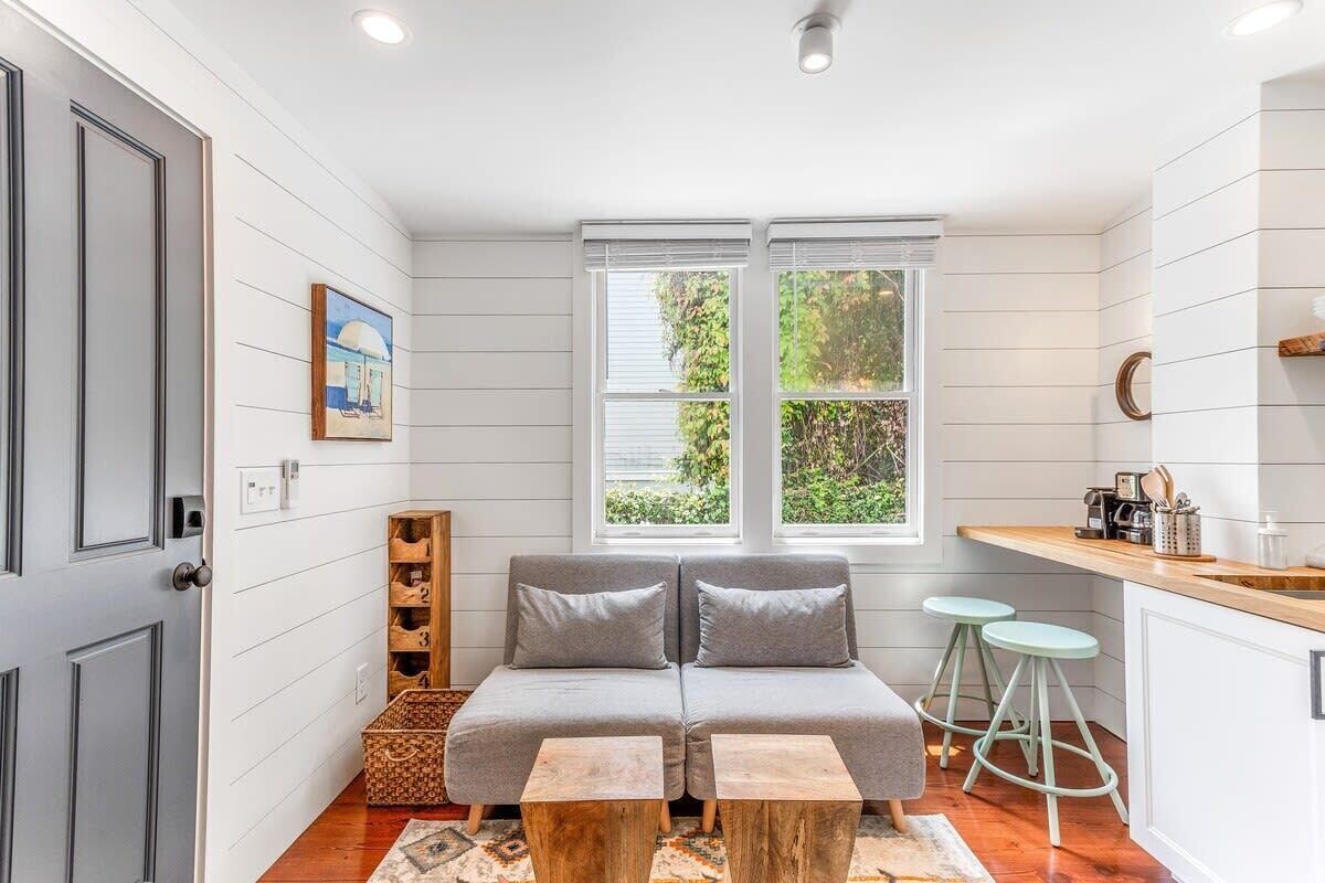 Een televisie, een open haard en een kantoor