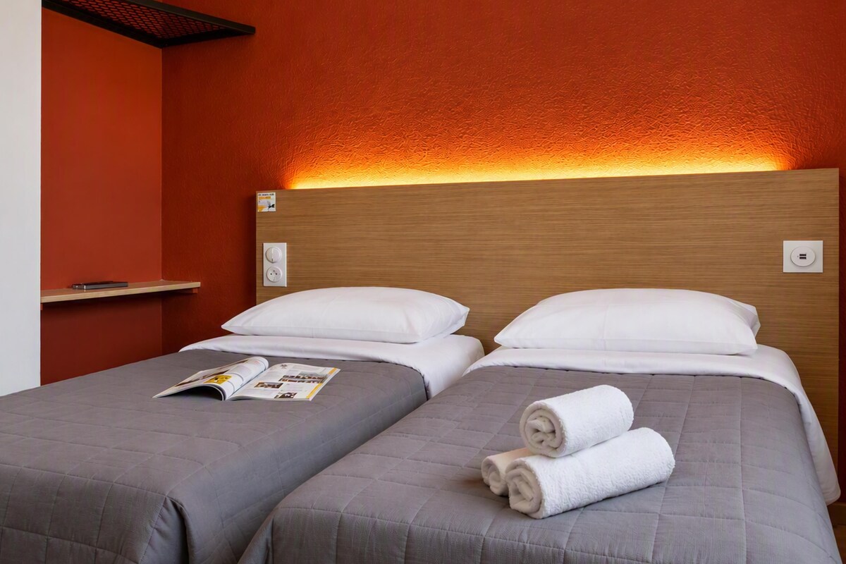 Standard Room, 2 Twin Beds | Blackout drapes, WiFi (free), bed sheets