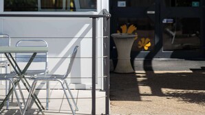 Een hotelingang met een bord waarop 