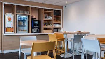 Tägliches Frühstücksbuffet (6.90 EUR pro Person)
