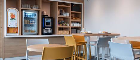 Petit déjeuner buffet (6.90 EUR par personne)