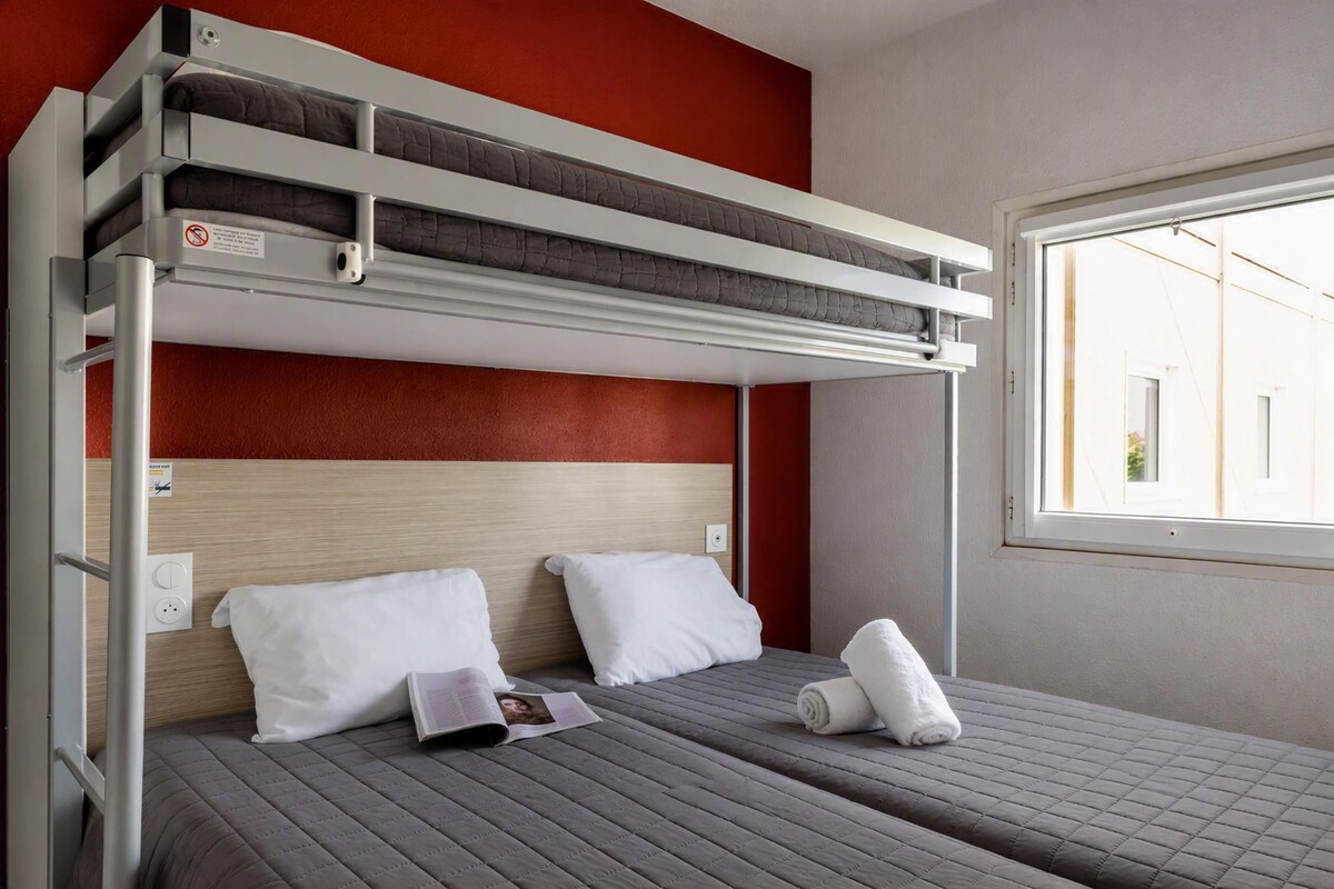 Room, 3 Twin Beds | Blackout drapes, WiFi (free), bed sheets