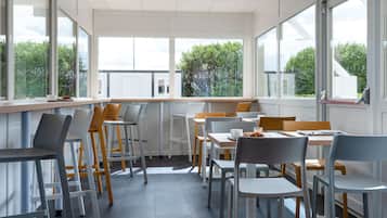 Frukostbuffé varje dag (EUR 6.90 per person)