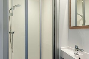 Standaard kamer, 2 eenpersoonsbedden | Badkamer | Een douche, milieuvriendelijke toiletartikelen