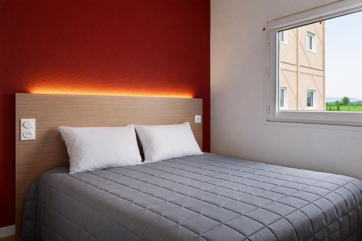 Standard Room, 1 Queen Bed | Blackout drapes, WiFi (free), bed sheets