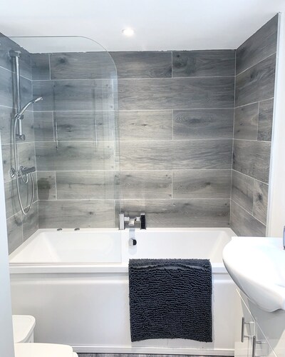 Albert Luxury Hottub and Jacuzzi Apartments